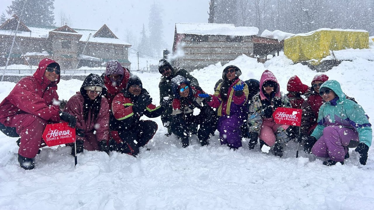 Heenas Himachal Tour Guest Enjoying with Live snow at Manali 
