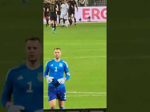 خلال احتفال منتخب ألمانيا بهدف فولكروغ بمرمى عمان كان نوير مهتم بالحفاظ على لياقته وحساسيته