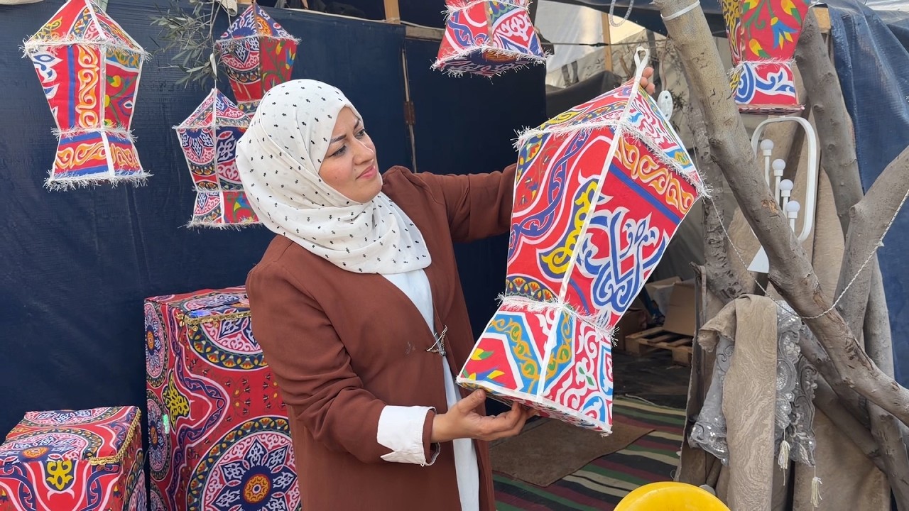 بين الفوانيس والحرب: إرادة ريهان شراب تضيء بيوت وخيام رمضان في غزة شاهد PNN فيديو