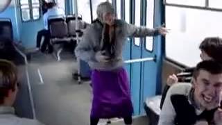 Бабка как Фреди Меркури в автобусе!!! Прикол 2013!