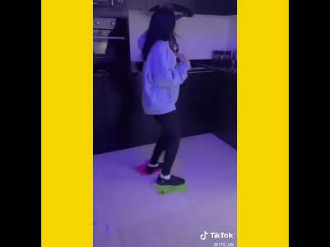 راون الراوي تمسح المطبخ وامها تضحك عليها