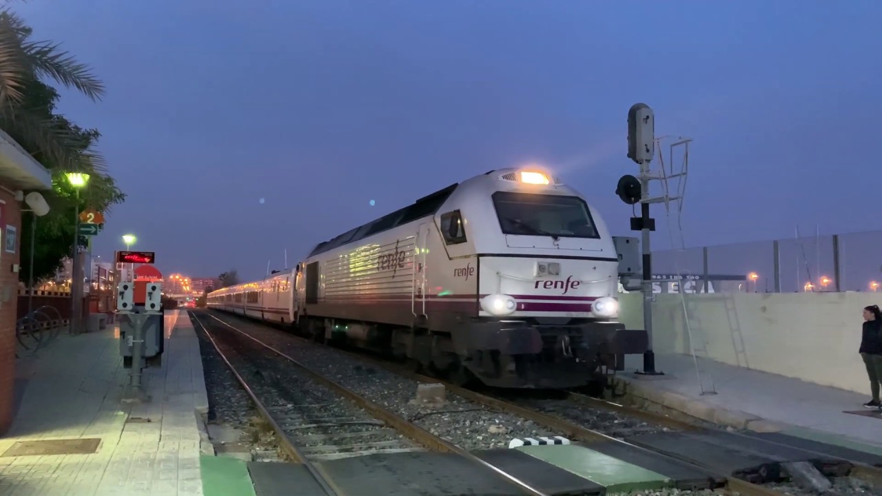Trenes Talgo haciendo inverso de marcha en el apeadero de San Gabriel.#EldaRail