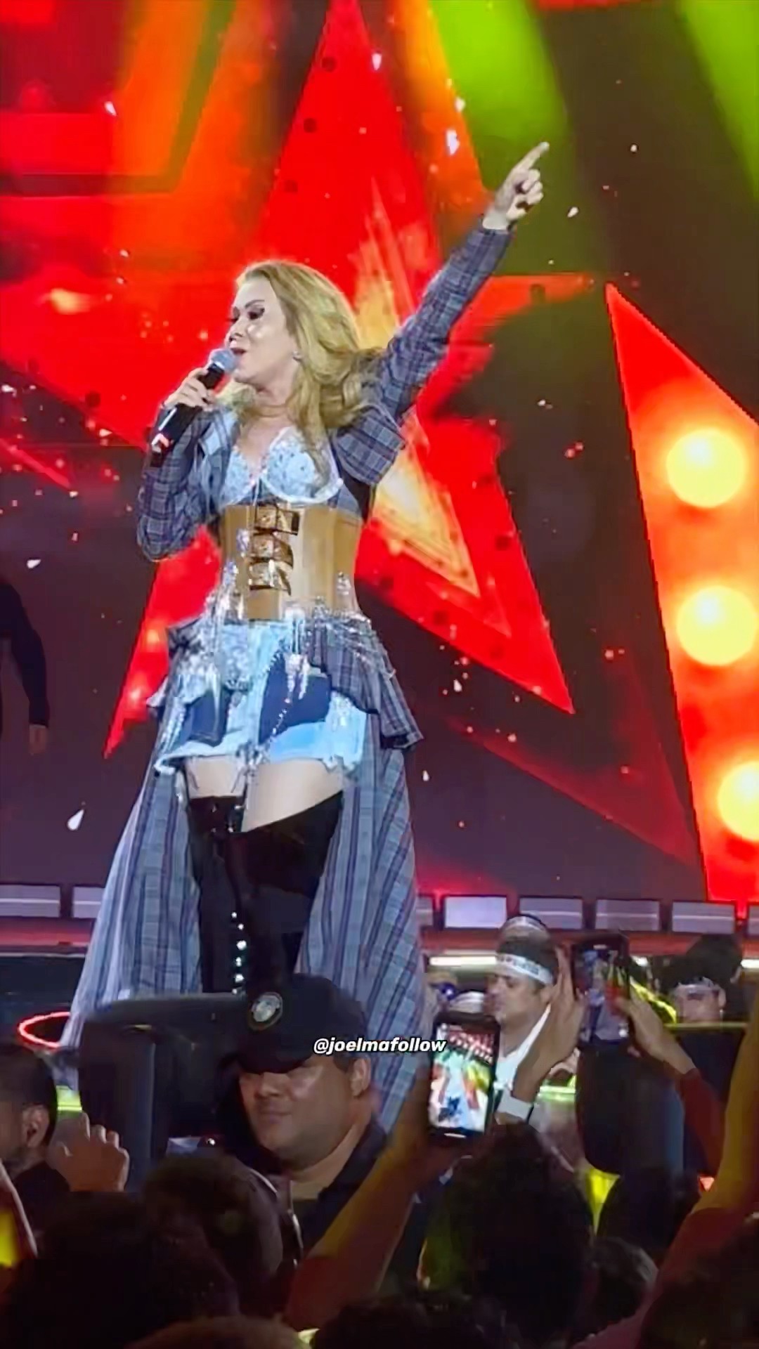 Joelma usa look diferente