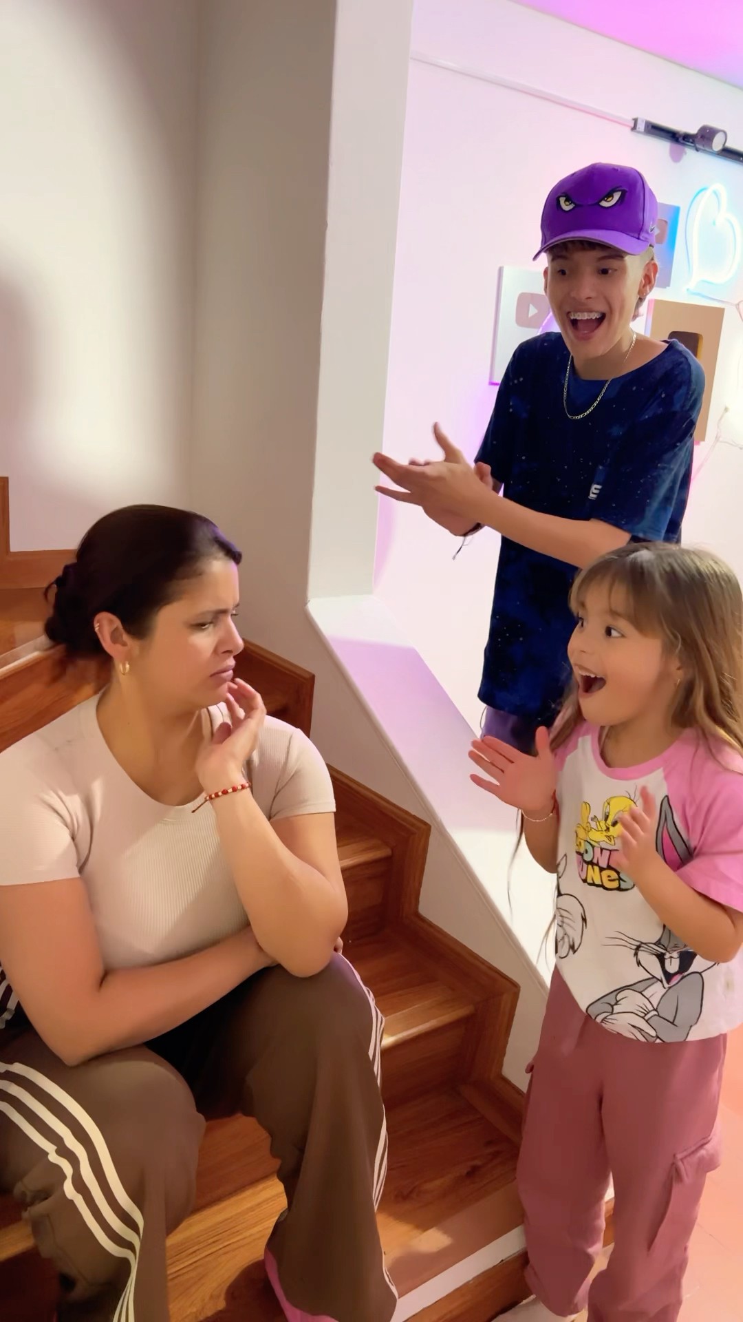 COMO A SU EDAD NO TIENE 3N3M1G05 #humor #cosasdefamilia #comedia #shortviral
