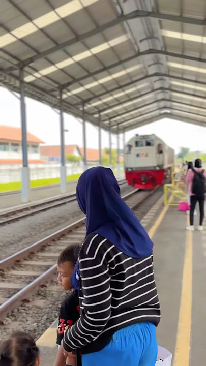 Razka nungguin kereta api mau mudik#shorts