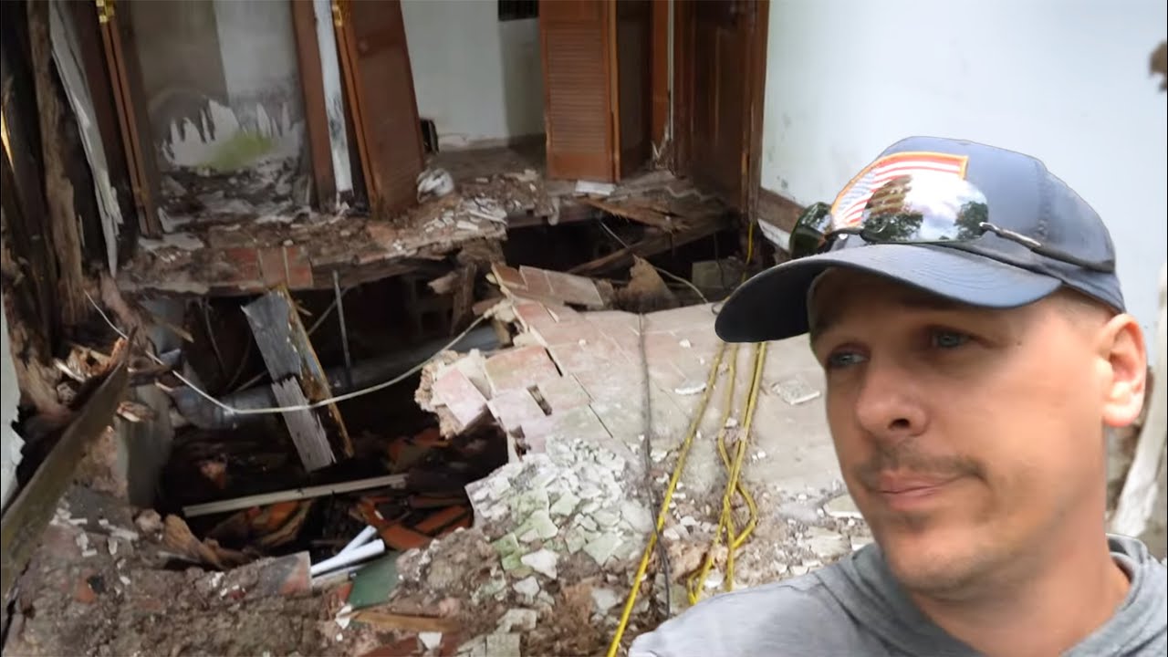 Abandoned Farm House - Our House Is Falling Down!!