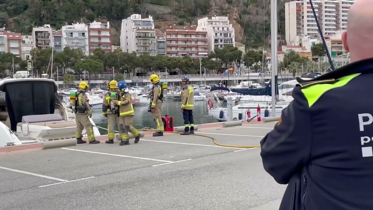 Extingit un incendi en un iot al port de Blanes sense ferits