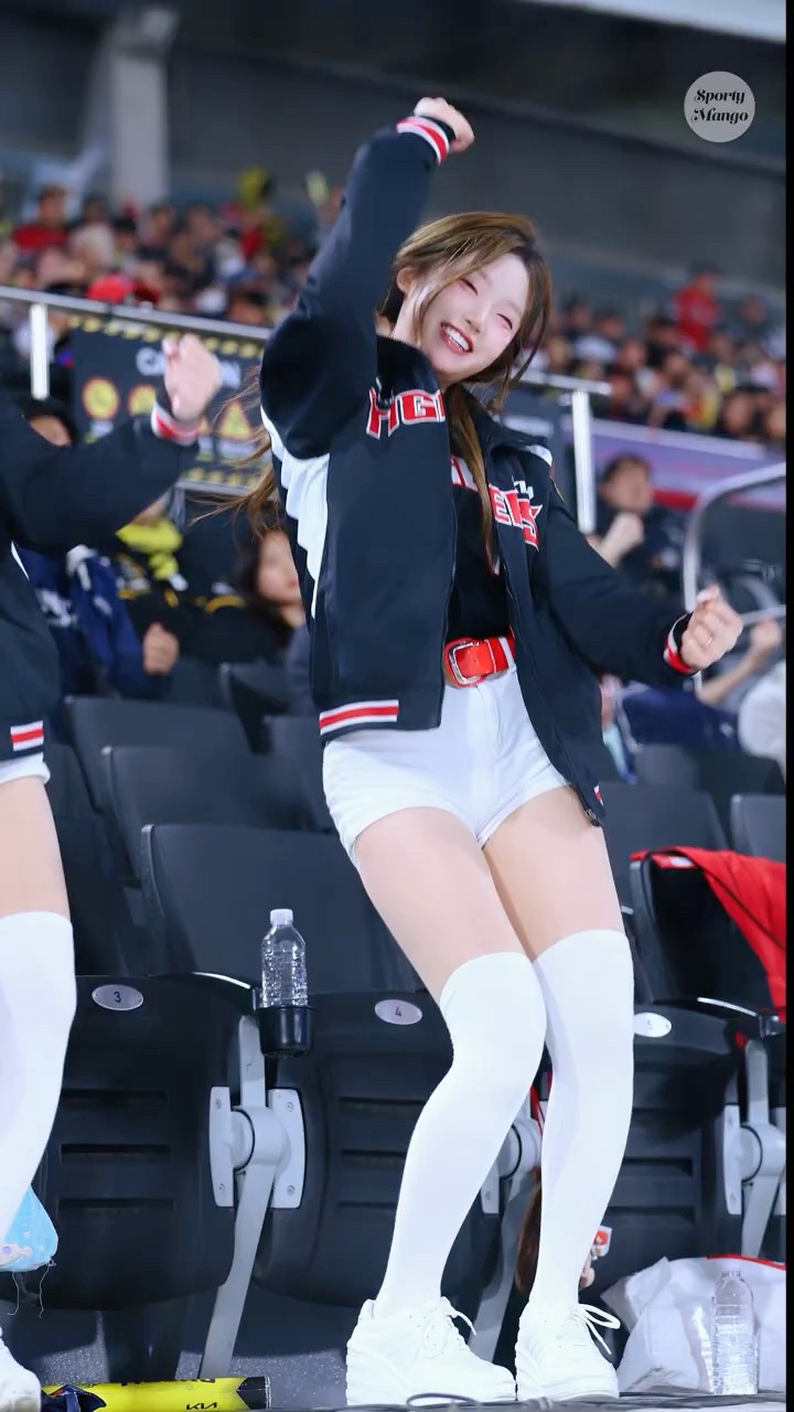 거의 덤프트럭 운전하는 듯한 동작의 이예은 치어리더
