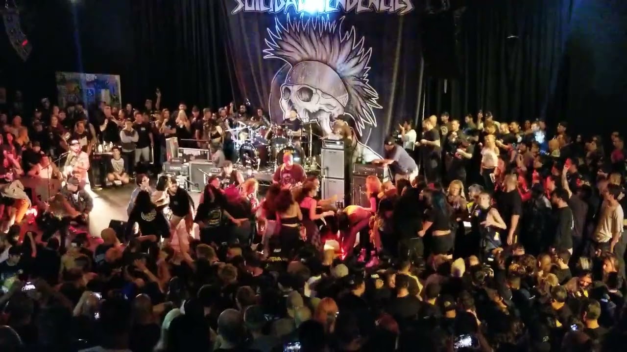 GIRL PIT ON STAGE ,SUICIDAL TENDENCIES,