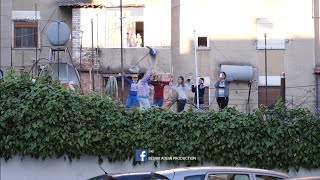 Elbasan Mini Koncert Ne Kohe Koronavirusi. Spektatoret Ne Taraca E Dritare