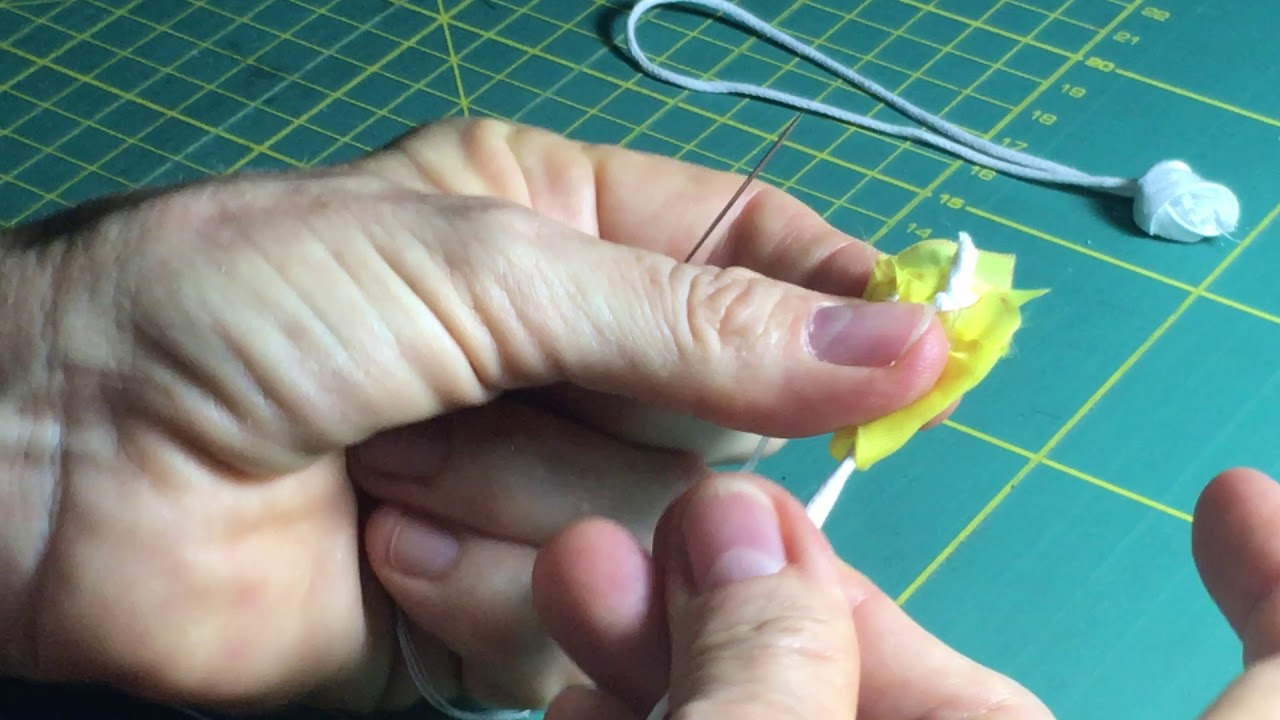 Como fazer flor pingente em tecido para colocar no zíper