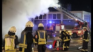 Brandstiftung nach Einbruch -- Halle in Flammen Brandstiftung nach Einbruch -- Halle in Flammen