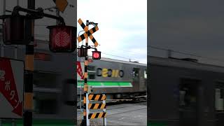 踏切警報灯機とDECMO（JR北海道H100形）普通列車　根室本線にて