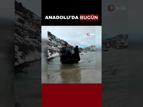 Konya'da göle dönüşen yolda araç mahsur kaldı! / Konya