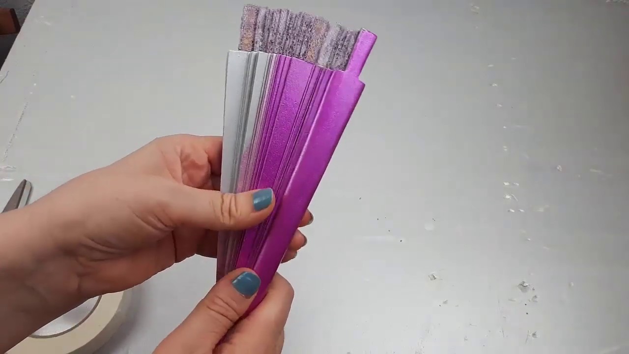 Como pegar el encaje de bolillos a las varillas de un abanico