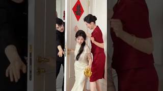 Funny Chinese Wedding Door Game 😂 Bride Blocking the Door Tradition #wedding #chinesedrama #shorts