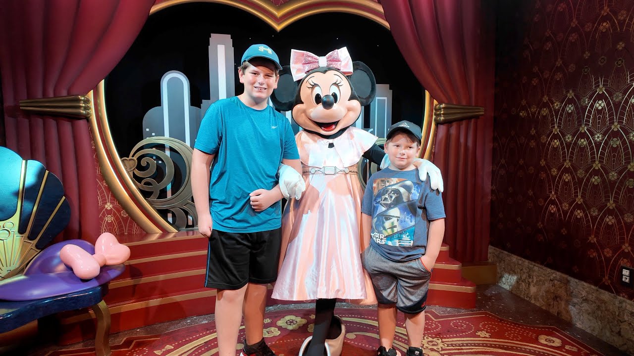 Meeting Minnie Mouse Meet & Greet in Hollywood Studios at Disney World ...