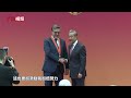 外交部举行首届“杰出外交使者奖章”颁授仪式 王毅寄语欢迎各国友人