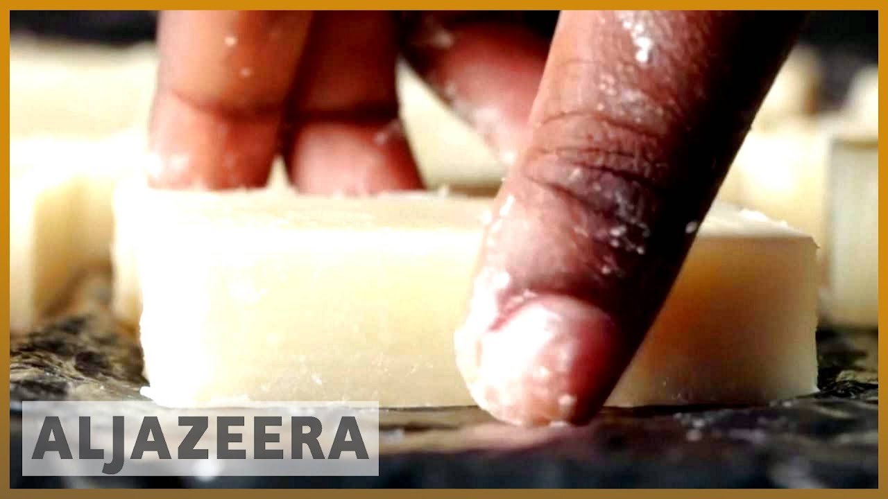🇺🇬 امرأة تواجه أزمة الملاريا في أوغندا بالصابون | الجزيرة الإنجليزية