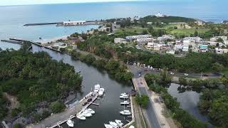 Playa en islote, club náutico y el faro de Arecibo Playa en islote, club náutico y el faro de Arecibo
