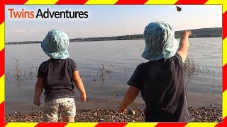 ZABAWA DZIECI NAD WODĄ bliźniaki rzucają kamykami | CHILDREN FUN AT THE LAKE