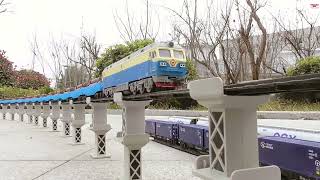 HO Scale Super Long Cargo Loads Carrying By Using DF4 Locomotives On Stunning Railroads