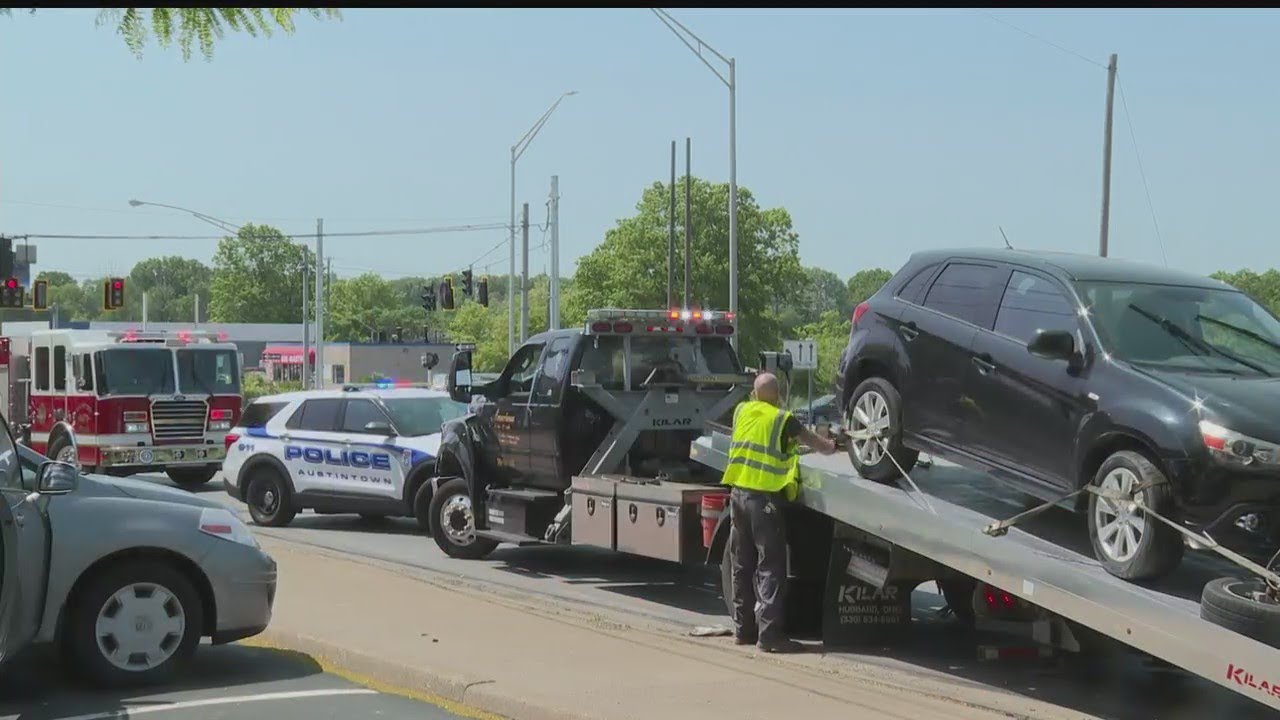 2-car crash sends 2 people to hospital - YouTube