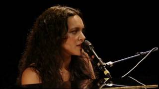 Miniatura de vídeo de "Norah Jones Live Cover of Gram Parsons' "She""