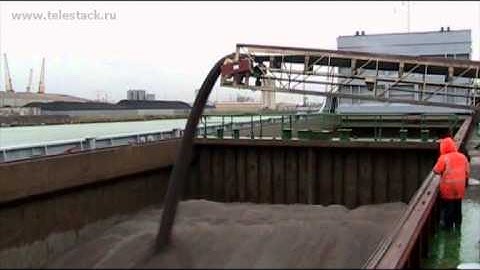 TS 542 Radial Telescopic and Hopper feeder loading a Coaster Vessel