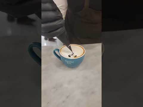 نقش اسم ماريا على كوب البن