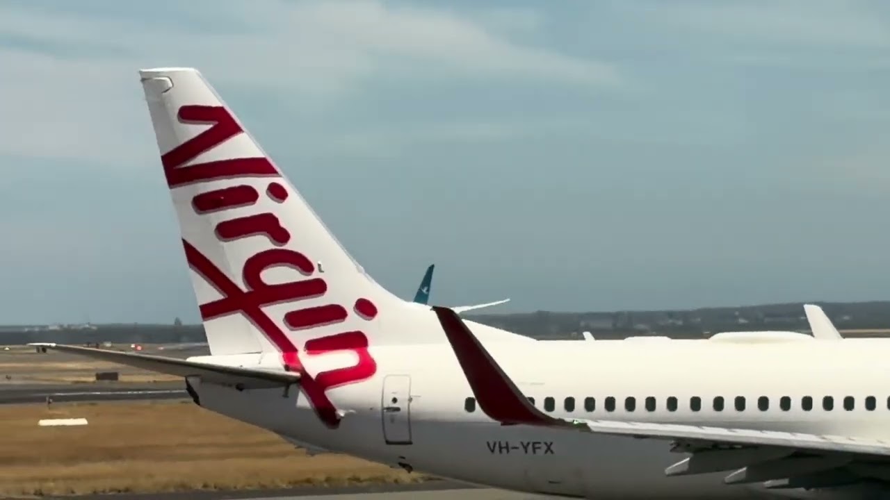 PLANE SPOTTING TAKES OFF AND LANDING AT SYDNEY AIRPORT IN DAY AND NIGHT
