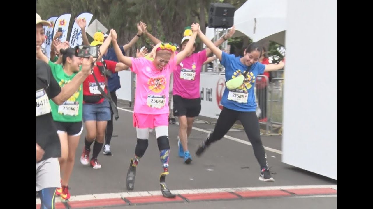 義足で挑む第50回ホノルルマラソン　病気で両足と両手指を失った女性　「この体でどうやって生きていけばいいの」泣き叫んだ日から5年　「意外と走れる」と挑戦を決意して…　娘2人とゴール目指す