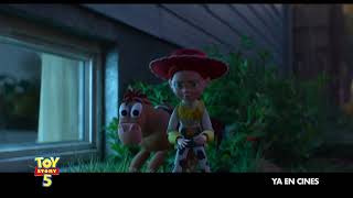 Toy Story 5 | Anuncio: Lo tiene todo | Ya en cines
#ToyStory5, miércoles 17 de junio solo en cines. 🎬
Los juguetes están de vuelta. Esta vez, Buzz Lightyear, Woody, Jessie y el resto de la pandilla se enfrentan a un nuevo reto cuando conocen a Lilypad , una nueva tablet que llega con sus propias ideas disruptivas sobre lo que es mejor para Bonnie. ¿Volverá a ser lo mismo la hora de jugar?
El tráiler también muestra el esperado reencuentro entre Woody y Buzz tras la decisión de Woody de abandonar la pandilla y empezar a ayudar a los juguetes perdidos al final de Toy Story 4, estrenada en 2019.
En la versión original, Tom Hanks regresa como el siempre leal vaquero Woody, Tim Allen vuelve al servicio como Buzz Lightyear, Joan Cusack se pone nuevamente el sombrero como la vaquera Jessie y Tony Hale regresa como la voz del juguete artesanal Forky. Recientemente se anunció que Conan O’Brien también formará parte del elenco de voces en la versión original como el juguete tecnológico para el entrenamiento en el baño, Smarty Pants.
El director Andrew Stanton y la codirectora Kenna Harris afirman: Ha sido divertido y emocionante explorar cómo nuestro equipo de juguetes clásicos podría responder al mundo tecnológico actual, y estamos encantados de compartir estas primeras imágenes con el público. Ha sido increíble contar con la extraordinaria Greta Lee para dar vida a Lilypad, que consigue equilibrar un tono juguetón y retador con humor y corazón.
Toy Story 5 está dirigida por el ganador del Premio de la Academia® Andrew Stanton (WALL•E, Buscando a Nemo, Buscando a Dory), codirigida por Kenna Harris (Ciao Alberto) y producida por Lindsey Collins (Red, WALL•E, Buscando a Dory). La aventura animada se estrena en cines el 19 de junio de 2026.
Síguenos en Instagram: https://www.instagram.com/DisneySpain
Síguenos en nuestro TikTok: https://www.tiktok.com/@disneyspain
En Twitter: https://www.twitter.com/DisneySpain
En Facebook: https://www.facebook.com/waltdisneystudioses
Y en nuestra web: http://disney.es/ Toy Story 5 | Anuncio: Lo tiene todo | Ya en cines
