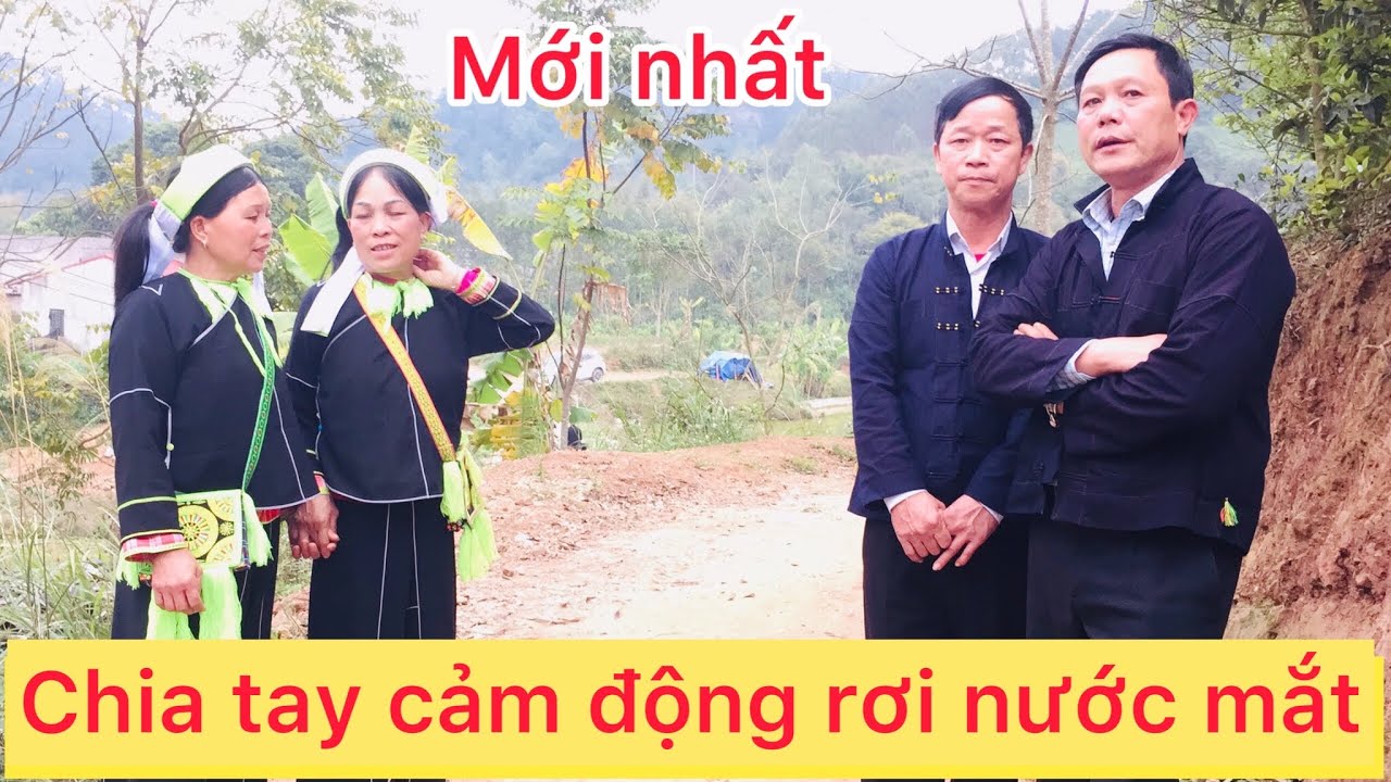 Мальчики из Люк Нган и девочки из Као Лок поют прощальную песню на фестивале На Сла