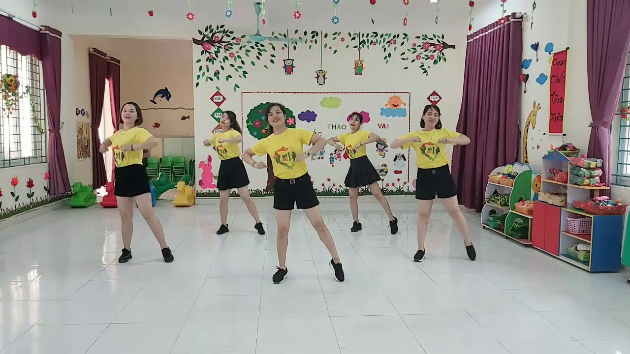 VẬN ĐỘNG ĐÀN GÀ CON TRONG SÂN