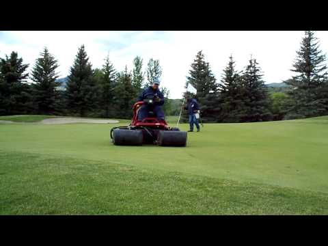 Darren cuts the 10th green at Sun Valley on a Toro...