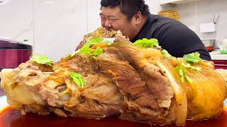 Fat elder brother to do ”Dongpo elbow” to eat  crisp rotten bone-free fat but not greasy  or have t