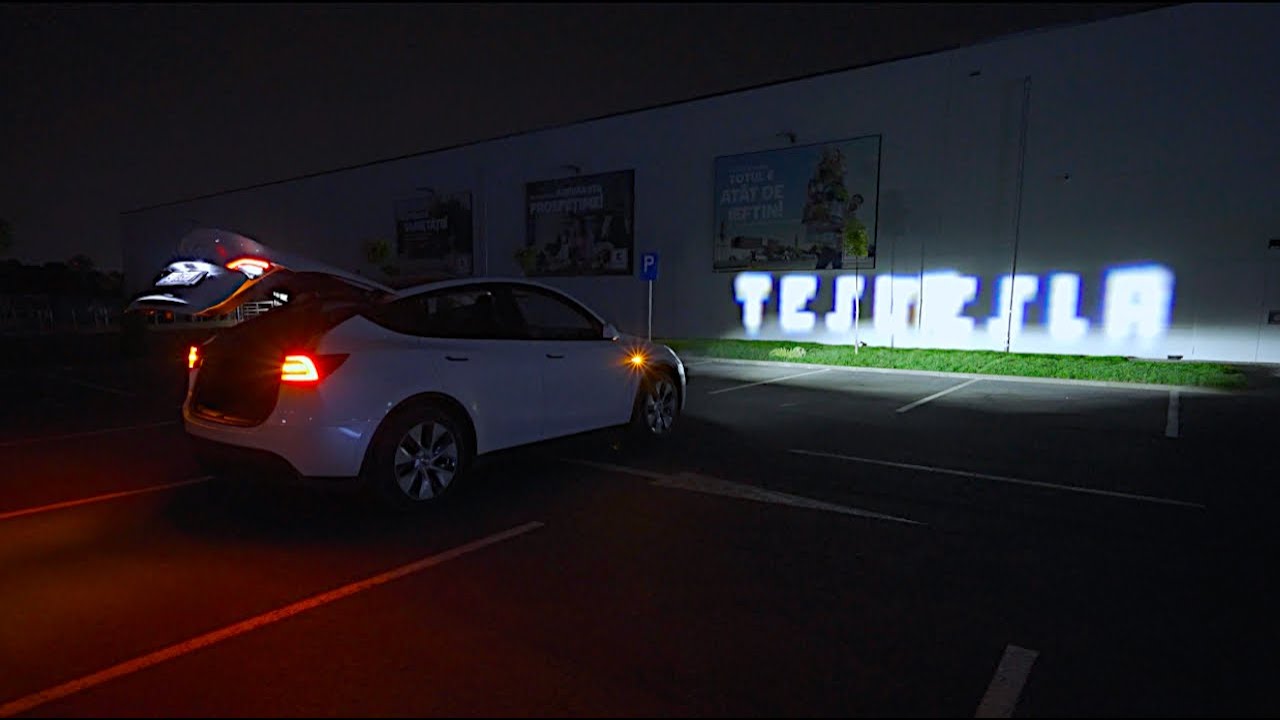 Tesla Model Y 2023 Light Show with LED Matrix Headlights 