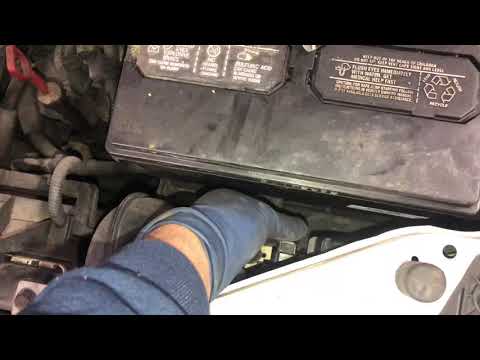 Vídeo: Com es treu una bateria d’un Hyundai?