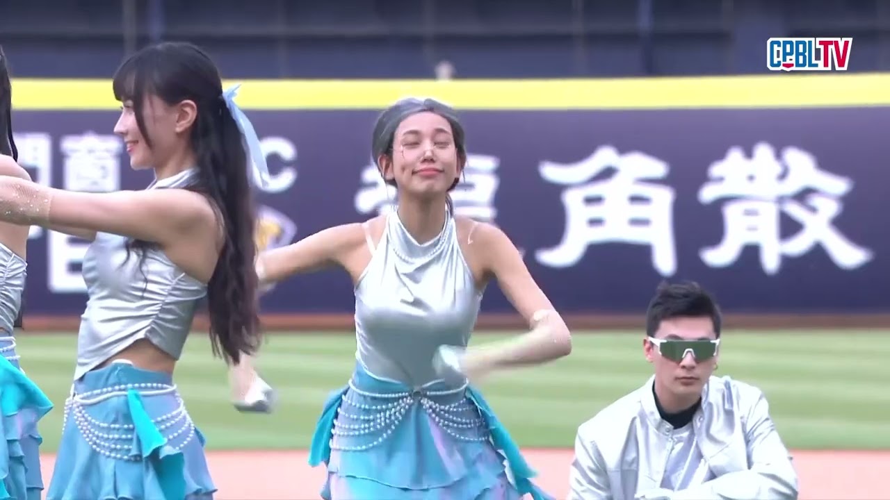 04/04 統一 VS 中信 賽前，中信兄弟啦啦隊Passion Sisters及製噪機Gary帶來可愛活潑的開場表演