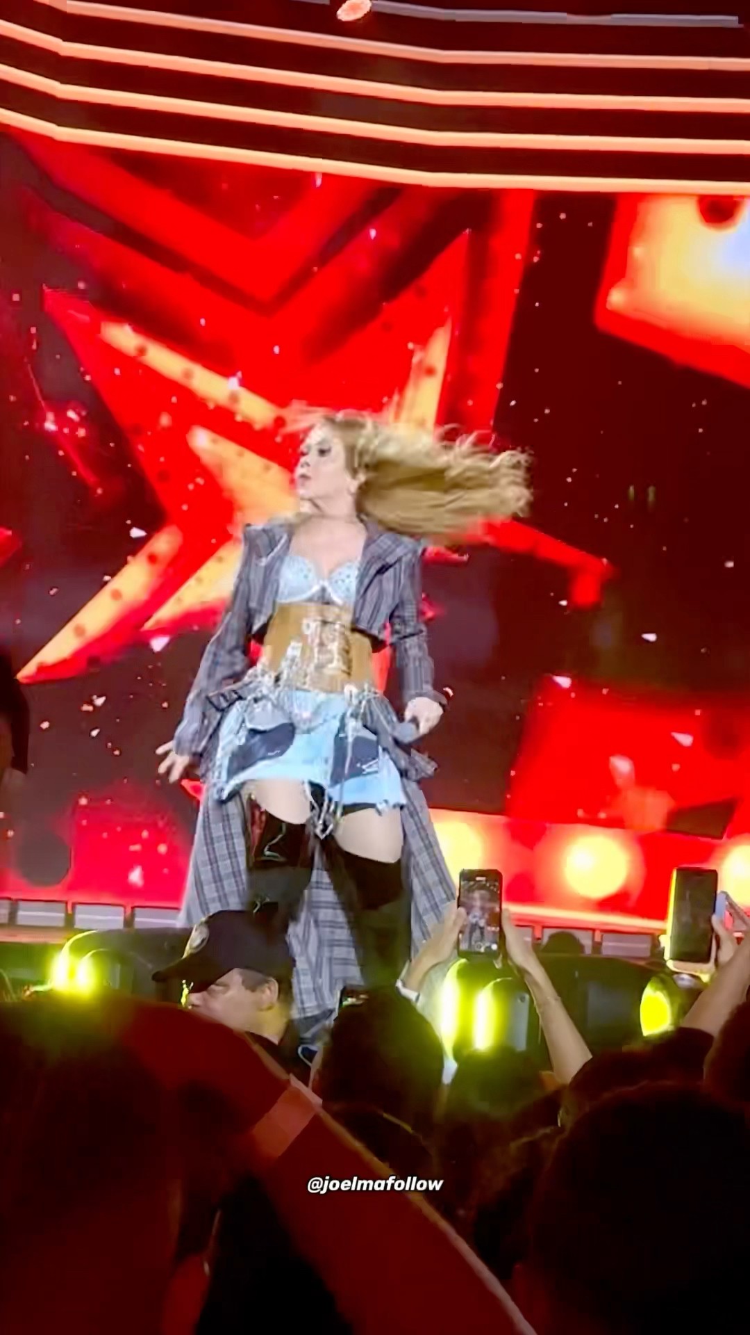 Joelma batendo cabelo em Passe de Mágica
