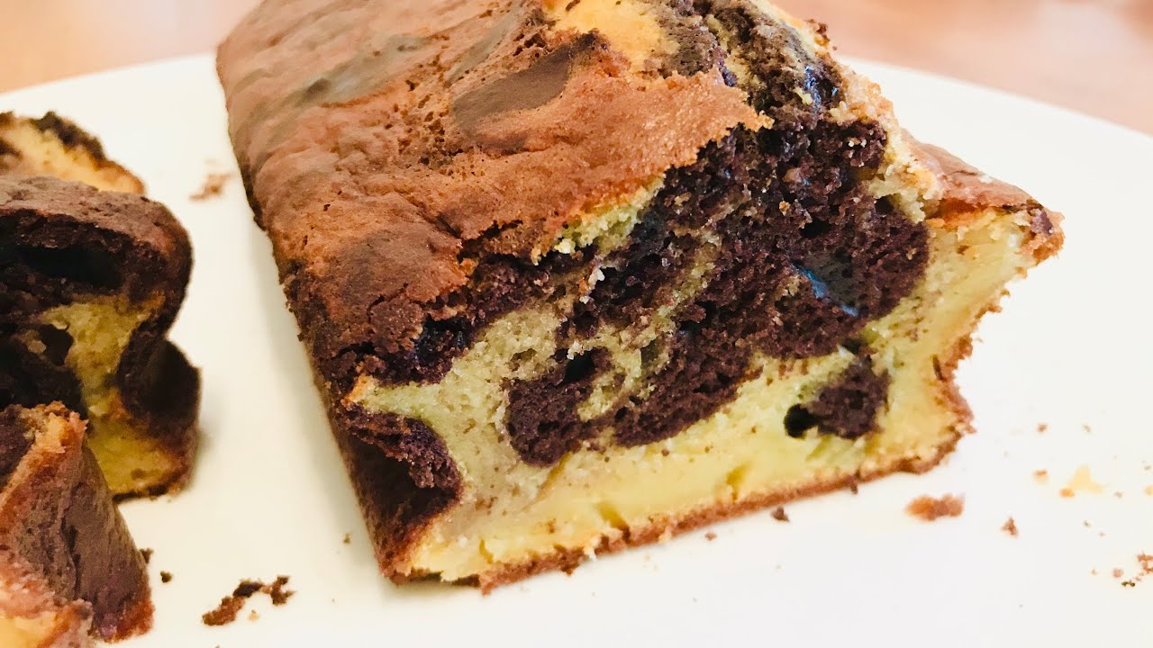 Délicieux Gâteau Au Chocolat Sur Une Plaque Sur La Table Sur Fond De Marbre.  Fond D'écran Pour Pâtisserie Ou Menu De Café. Verticale.