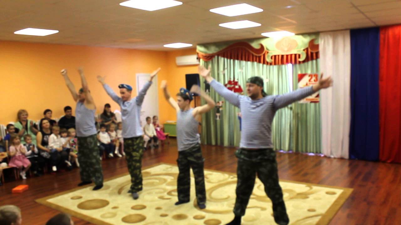 танец под 23 февраля. ребенок танцует с платком. танец девочек на 23 февраля в детском саду старшая группа. танец мальчиков на 23 февраля в детском саду. костюмы для детей на 23 февраля в детском саду.