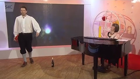 Tudur Phillips yn clocsio