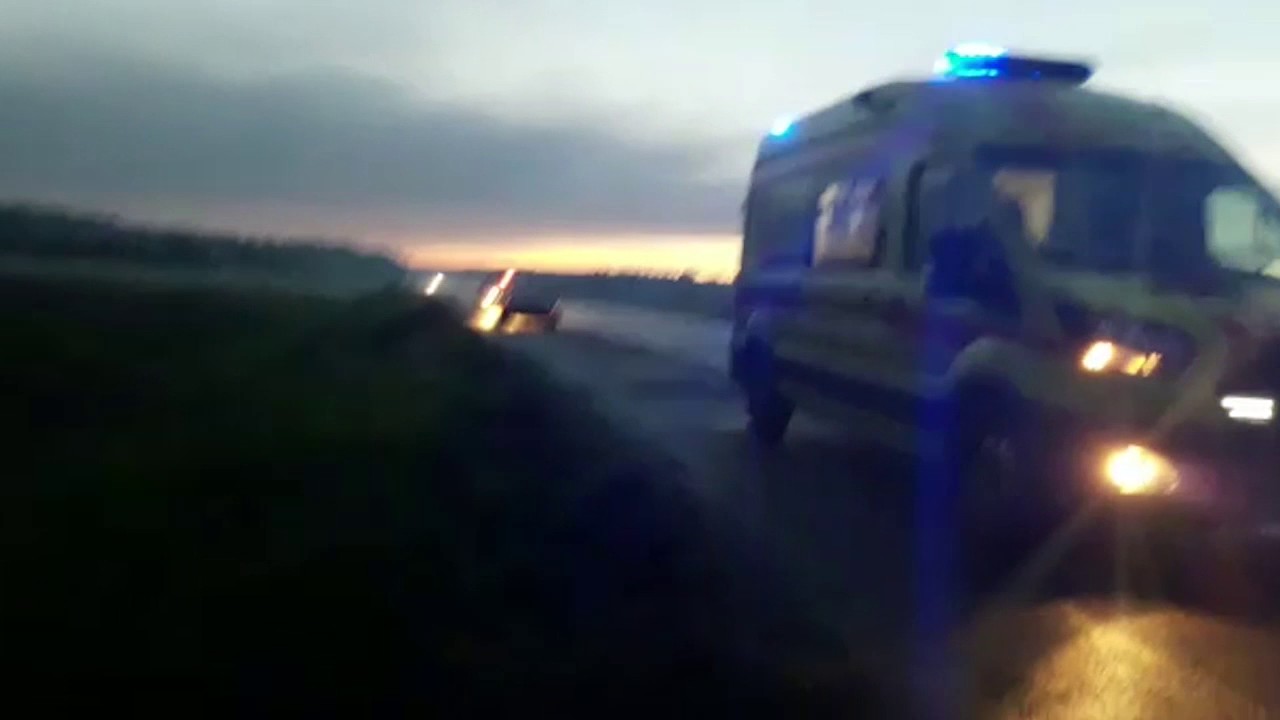 Фура обгоняет бмв