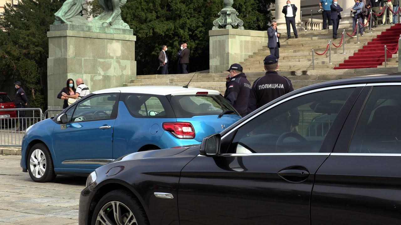 Bahato parkiranje poslanika pored dva parkinga i garaže
