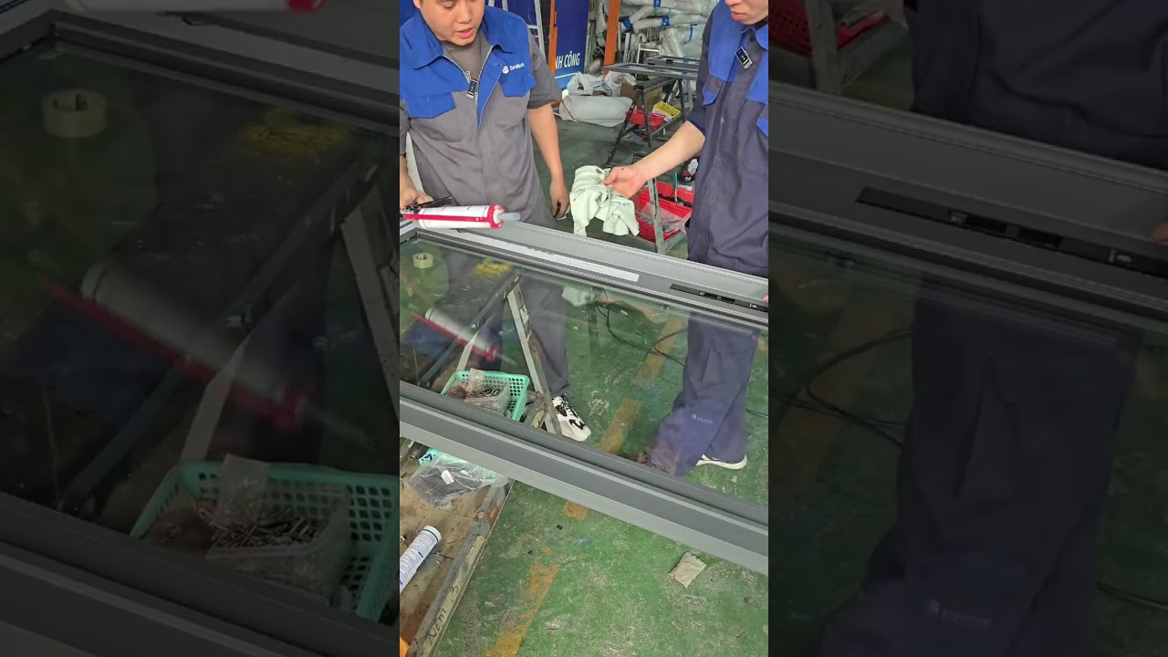 Hướng dẫn thợ nhôm kính bắn keo silicon #nhomkinh #nguyenvanhung #truotquayeurotech #huongdan