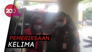Penampilan Beda Pinangki saat Diperiksa di Kejagung! screenshot 1