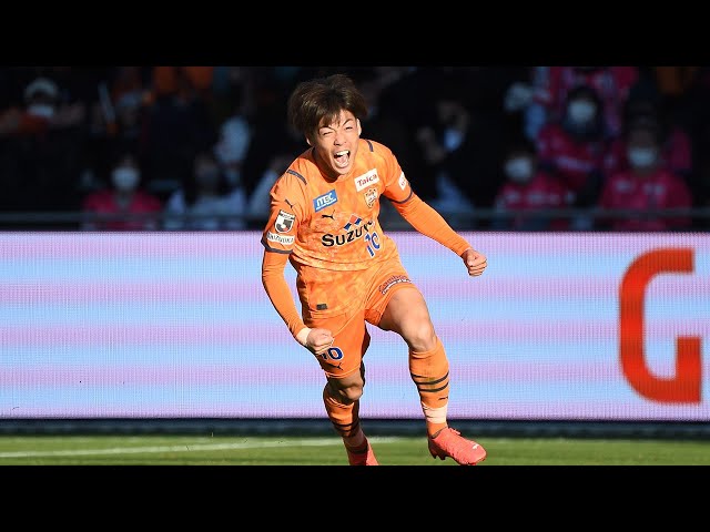 清水エスパルス2019 リミテッドユニフォーム　西澤健太選手 クリアボールを拾った西澤 健太がカットインから左足を一閃