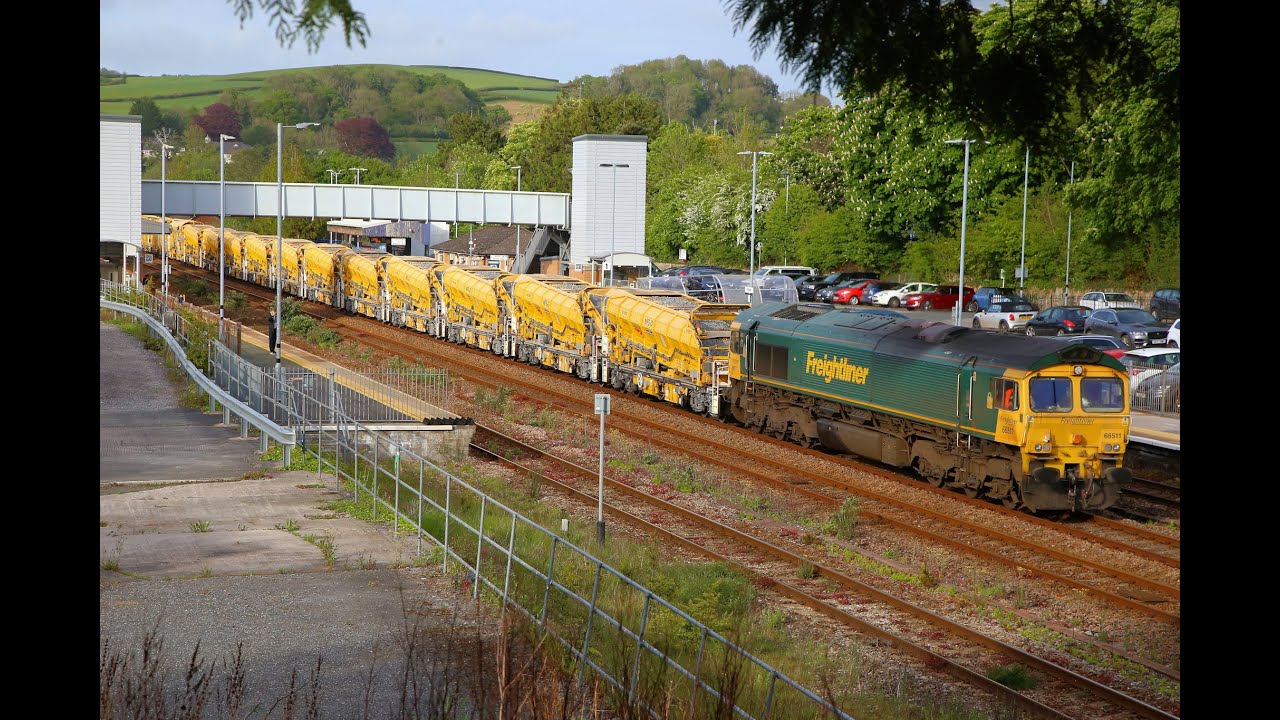 66511 top & tailed with 66560 pass Totnes with the HOBC   10/05/22